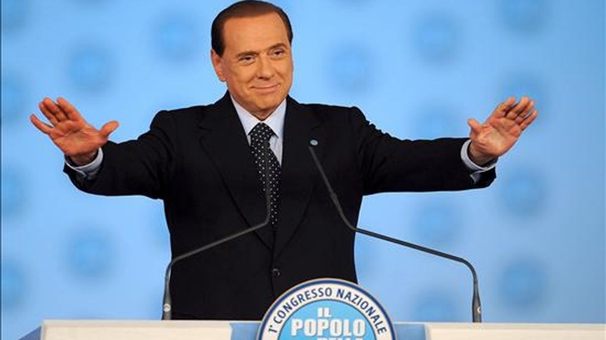 El primer ministro italiano, Silvio Berlusconi, se dirige hoy a los delegados en la última jornada del Primer Congreso Nacional del partido de centro-derecha Pueblo de la Libertad celebrado en Roma, Italia. EFE