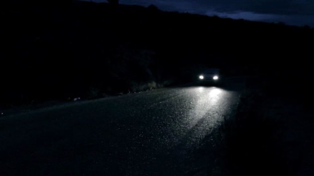 Un ente en mitad de una oscura carretera trasmite un macabro mensaje
