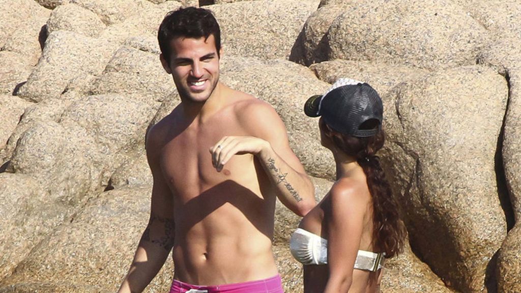Cesc y Daniella, playa y compras en Cerdeña