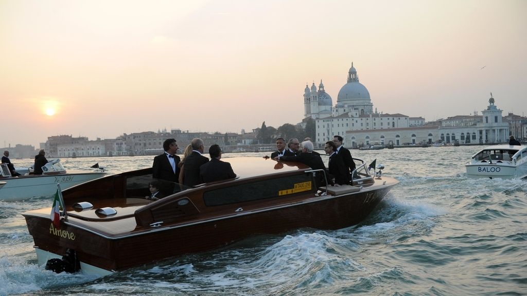 George Clooney y Amal Alamuddin junto a los invitados el día de su boda