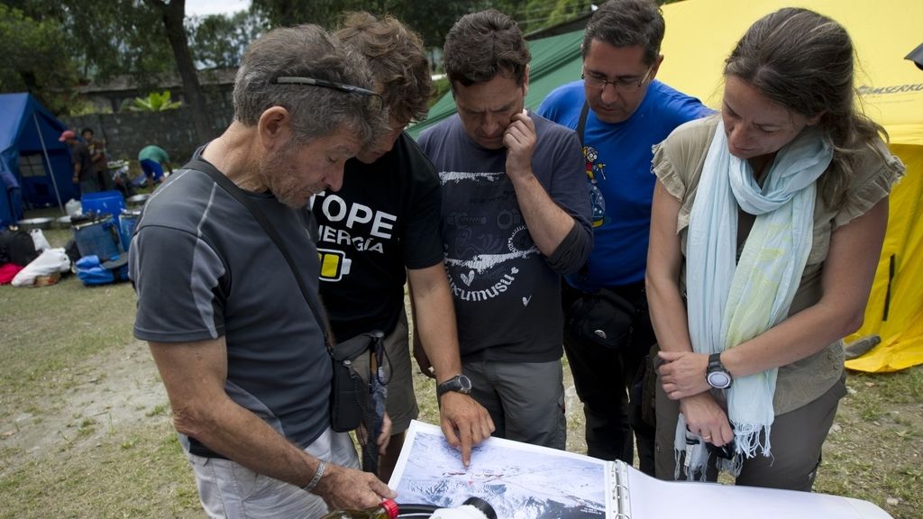 Carlos Soria prepara con su equipo la expedición Carlos Soria prepara con su equipo la expedición