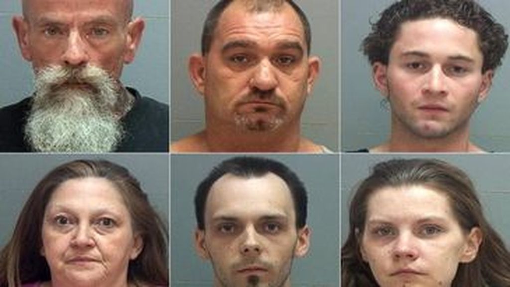 Los seis detenidos compartían casa con su víctima desde hacía apenas una semana. Los seis detenidos compartían casa con su víctima desde hacía apenas una semana.