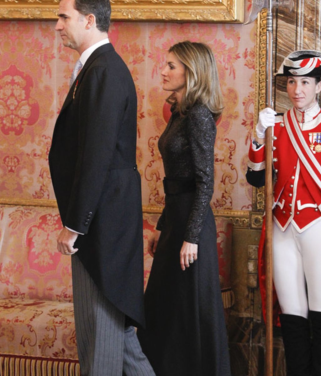 Letizia, de negro casi luto ¿y con peep-toe?
