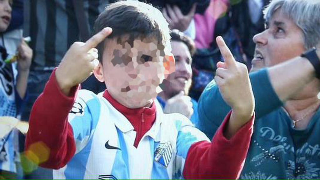 Un niño celebra así el gol de su equipo Un niño celebra así el gol de su equipo