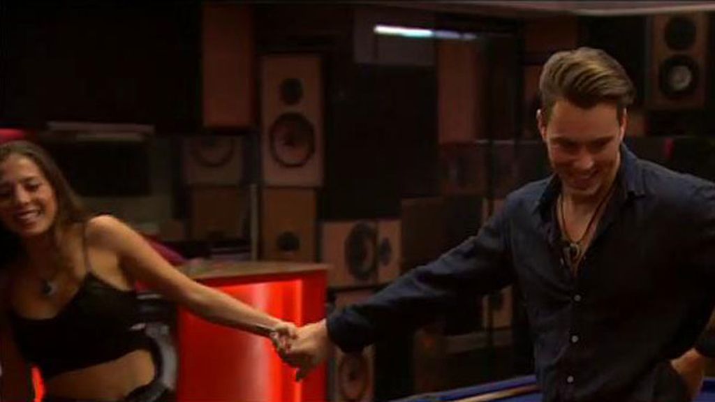 Tras conocerse su secreto, la pareja disfruta de su noche de bodas