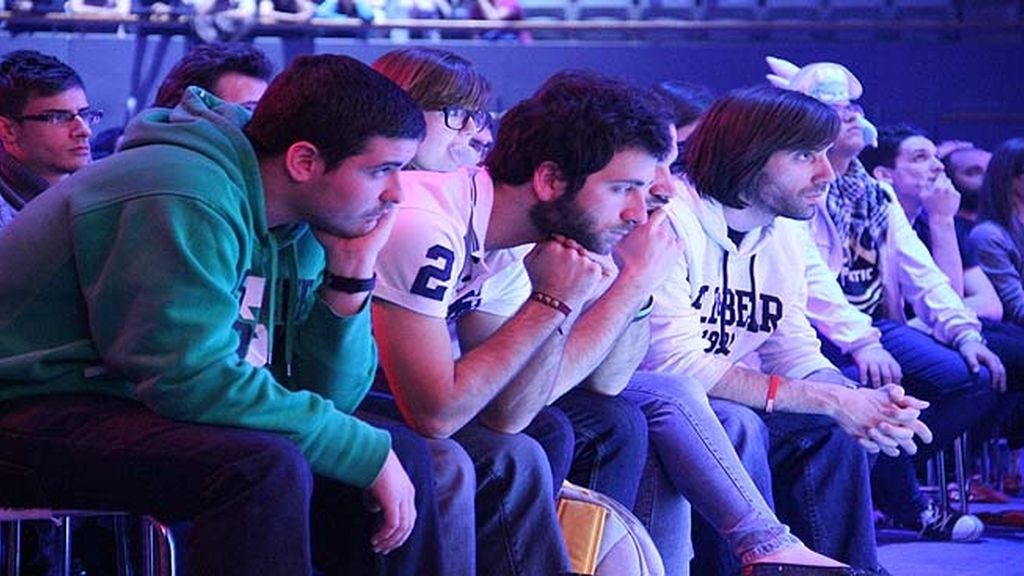 Miles de aficionados jalean a los equipos durante las finales de la 'LCS' en Madrid