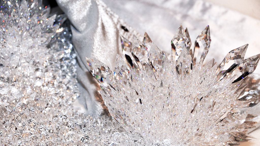 Detalle del magnífico corsé "Dama de las nieves" con cristales de Swarovski diseñado por Maya Hansen