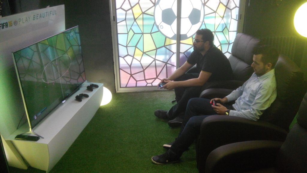 Dos salones con consolas, un bar, el primer FIFA...