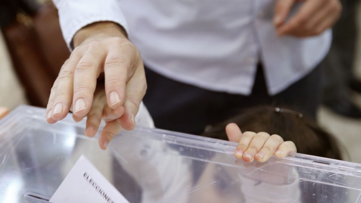 Los ciudadanos participan en las duodécimas elecciones generales de la democracia