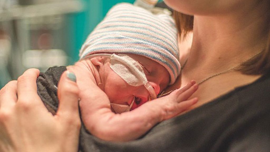 Caricias que curan a bebés enfermos