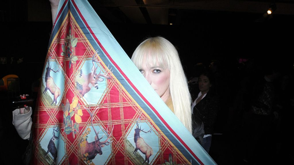 Topacio Fresh nos enseñó su espectacular pañuelo diseñado por Juan Gatti