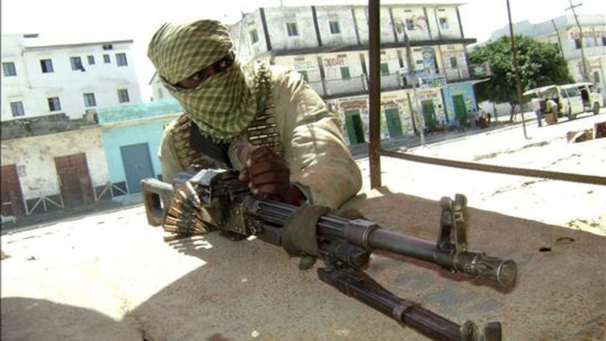 Fotografía que muestra a un miliciano islámico del grupo radical Hezb al-Islam en pleno combate contra las fuerzas gubernamentales, en Mogadiscio. EFE/Archivo