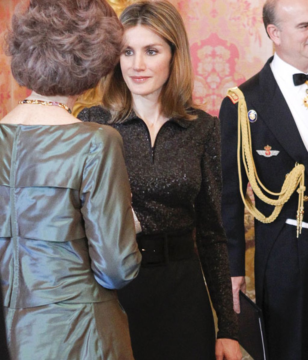 Letizia, de negro casi luto ¿y con peep-toe?