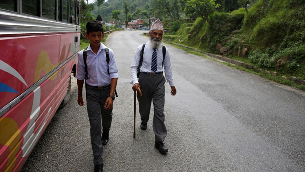 Nunca es tarde para aprender: el nepalí de 68 años que ha vuelto a la escuela