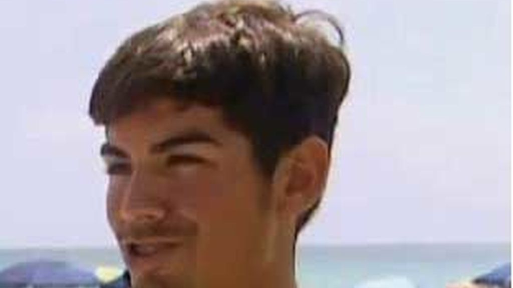 El joven socorrista perdió su trabajo por salvar a un hombre que estaba 500 metros fuera de la playa que él vigilaba.