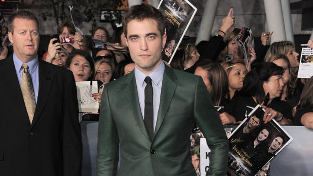Robert Pattinson y Kristen Stewart muy unidos en el estreno de Crepúsculo