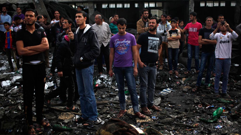 Israel aumenta su ataque por tierra y mar contra Gaza