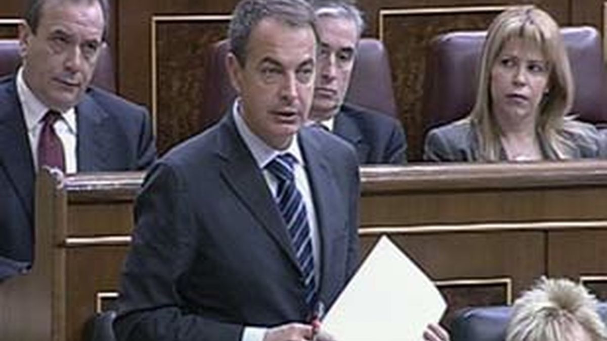 El presidente Zapatero durante la sesión de control al Gobierno. Foto: Informativos Telecinco.