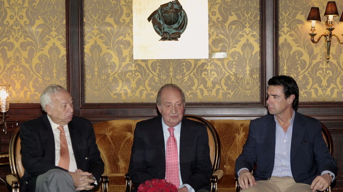 El rey Juan Carlos, acompañado de los ministros de Exteriores e Industria durante su viaje oficial a India. Foto: EFE