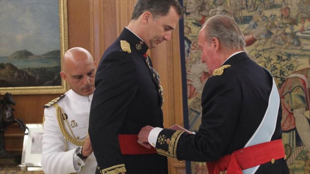 El rey le impone el fajín a Felipe VI de capitán general del Ejército