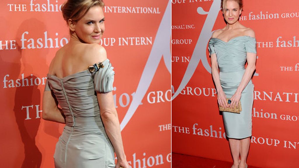 Renée Zellweger adornó su vestido con un discreto broche