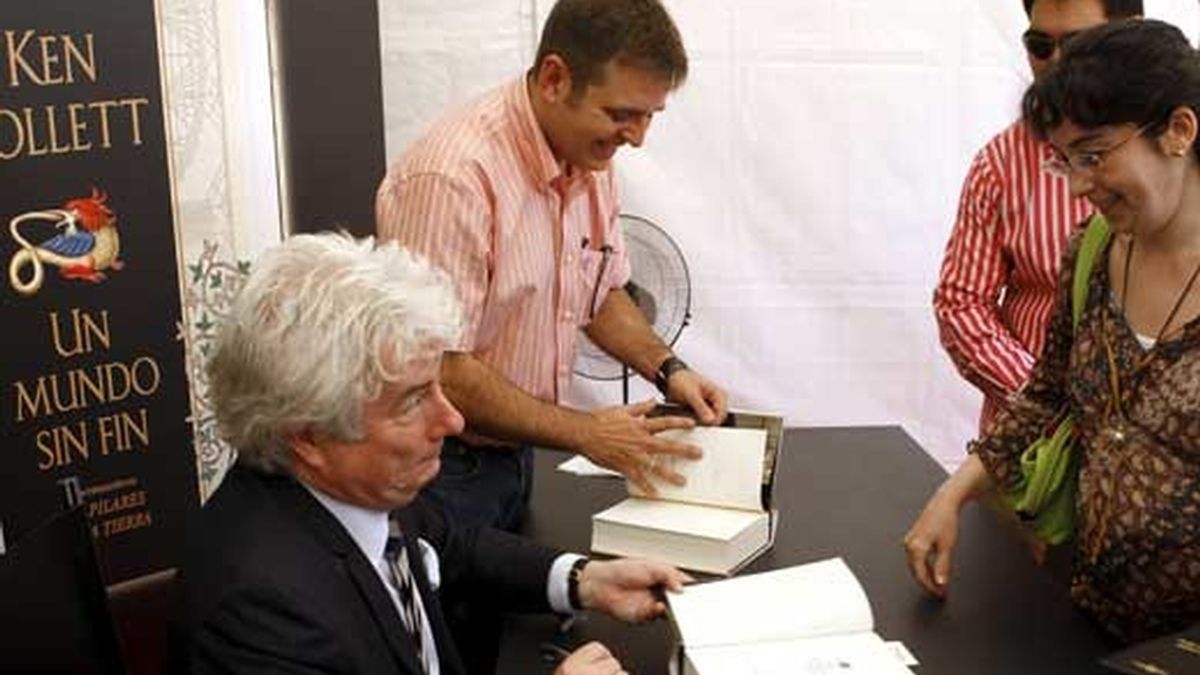 Ken Follet firma 2.050 libros. Foto: EFE