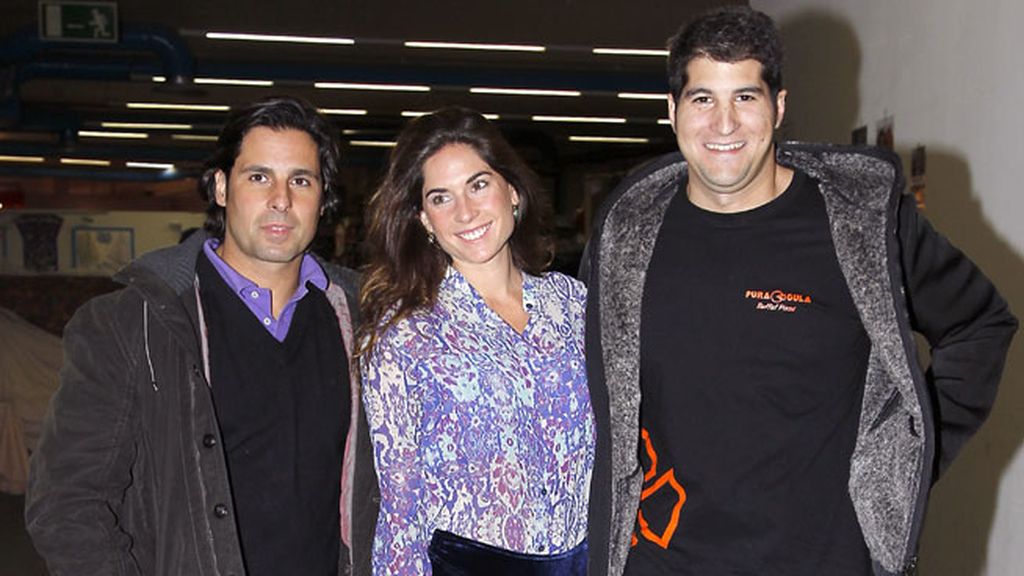 Fran Rivera junto a su mujer y a su hermano