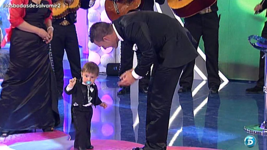 Encantado con su hijo