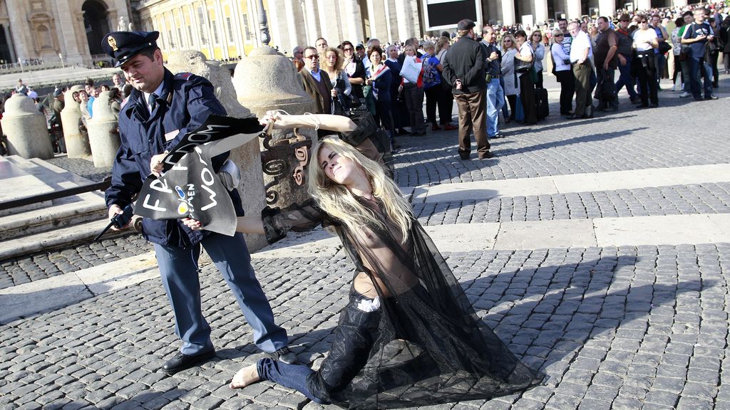 Protesta desnuda ante el Vaticano