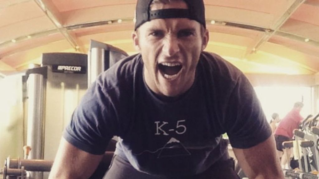 Para mantener ese cuerpazo hay que hacer mucho deporte ¡y él lo hace!