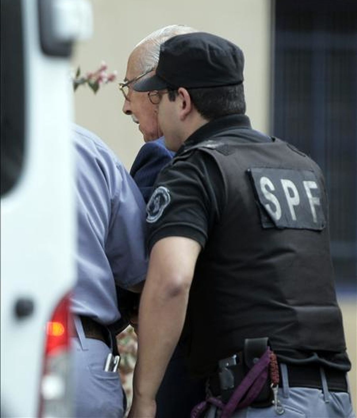 El ex dictador argentino Jorge Rafael Videla (c) es trasladado a los tribunales federales de Retiro amparado por un fuerte dispositivo policial en Buenos Aires (Argentina). EFE