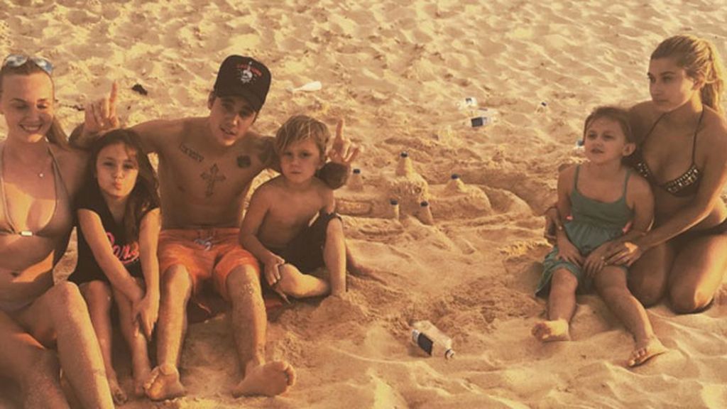 Justin Bieber termina 2015 entre amigos y en la playa