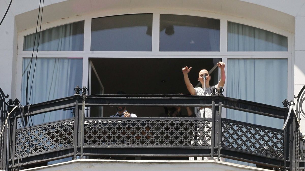 Marlango toca en el balcón de un hotel. Foto: Efe