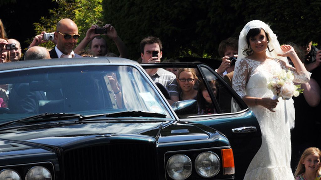 Lily Allen, boda con bombo en mitad del campo