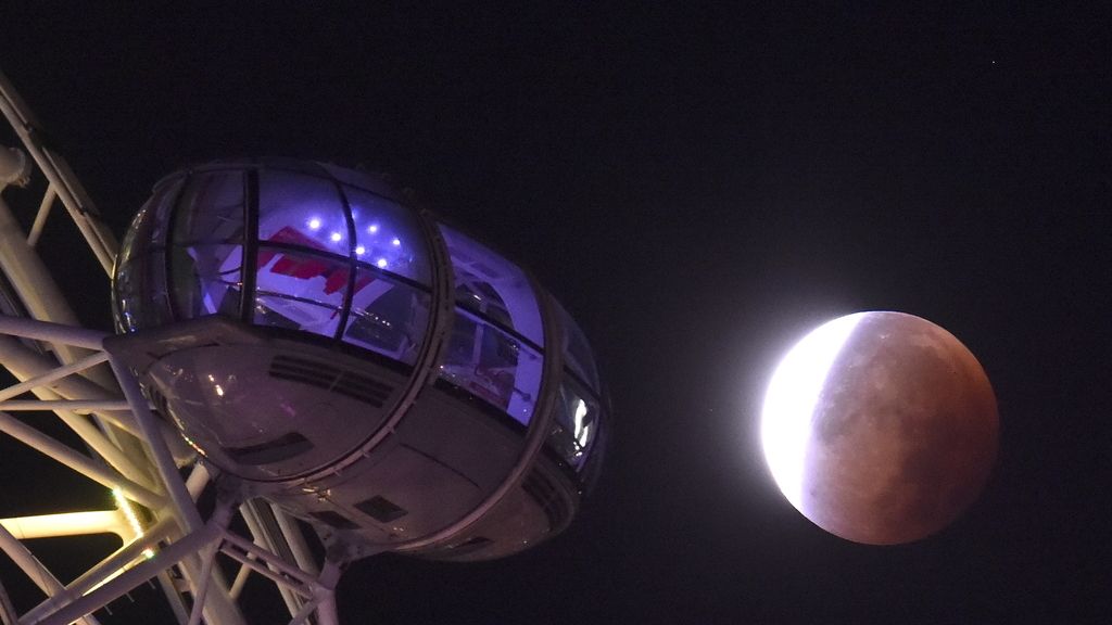 La 'superluna' junto al London Eye, Londres