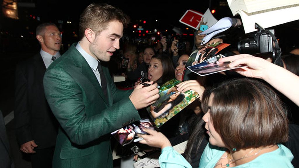 Robert Pattinson y Kristen Stewart muy unidos en el estreno de Crepúsculo
