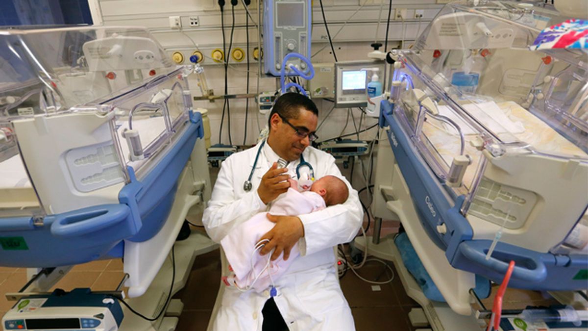 Doctor con un recién nacido