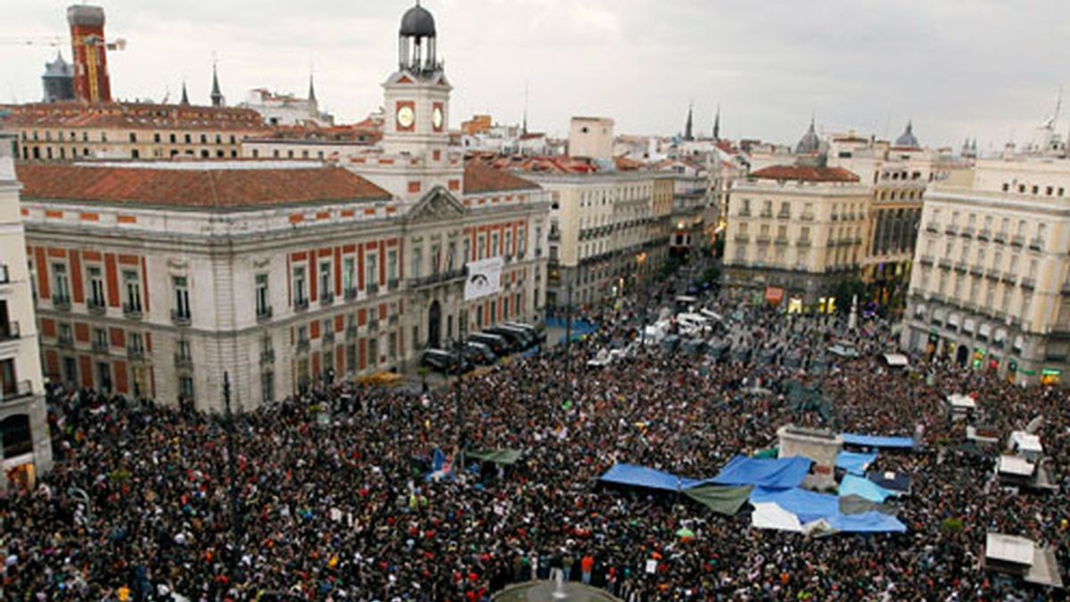 La Puerta del Sol con millares de manifestantes.