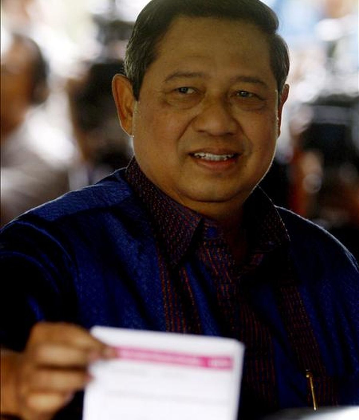 El presidente de Indonesia, Susilo Bambang Yudhoyono, deposita ayer su voto en la urna de un centro electoral en Cikeas, isla de Java, Indonesia. EFE