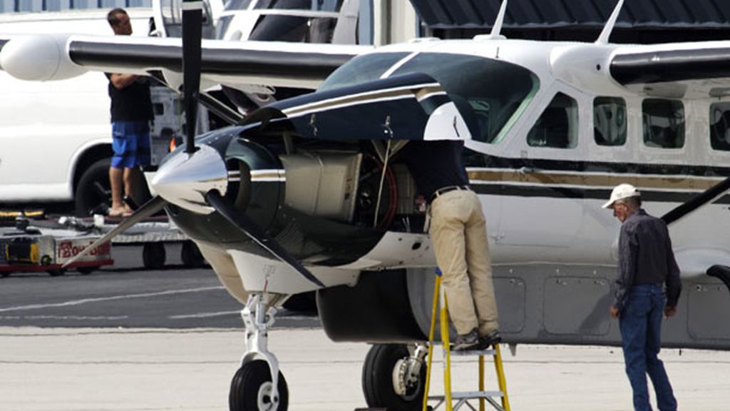 Él mismo arregla los desperfectos