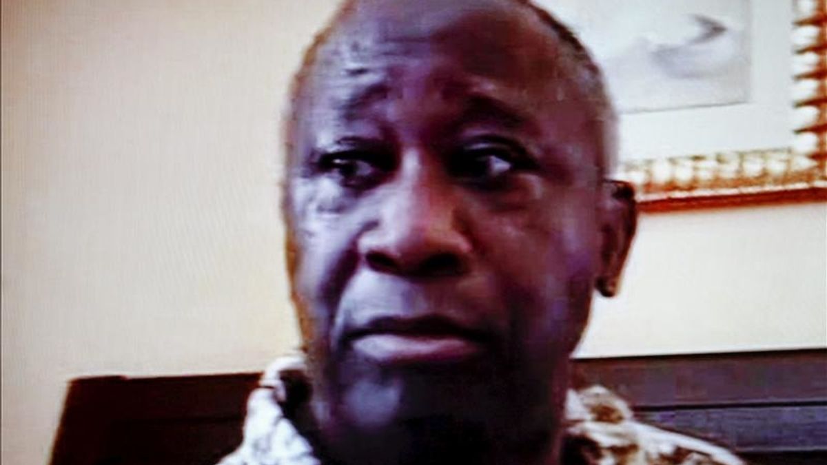 Gbagbo tras su captura en una habitación del Hotel Golf de Abiyán. Vídeo: Informativos Telecinco