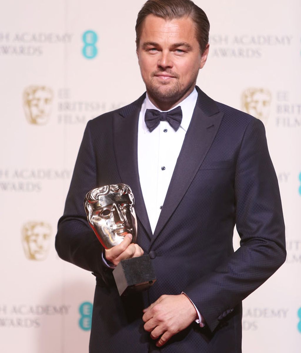 Leonardo DiCaprio con esmoquin y pajarita