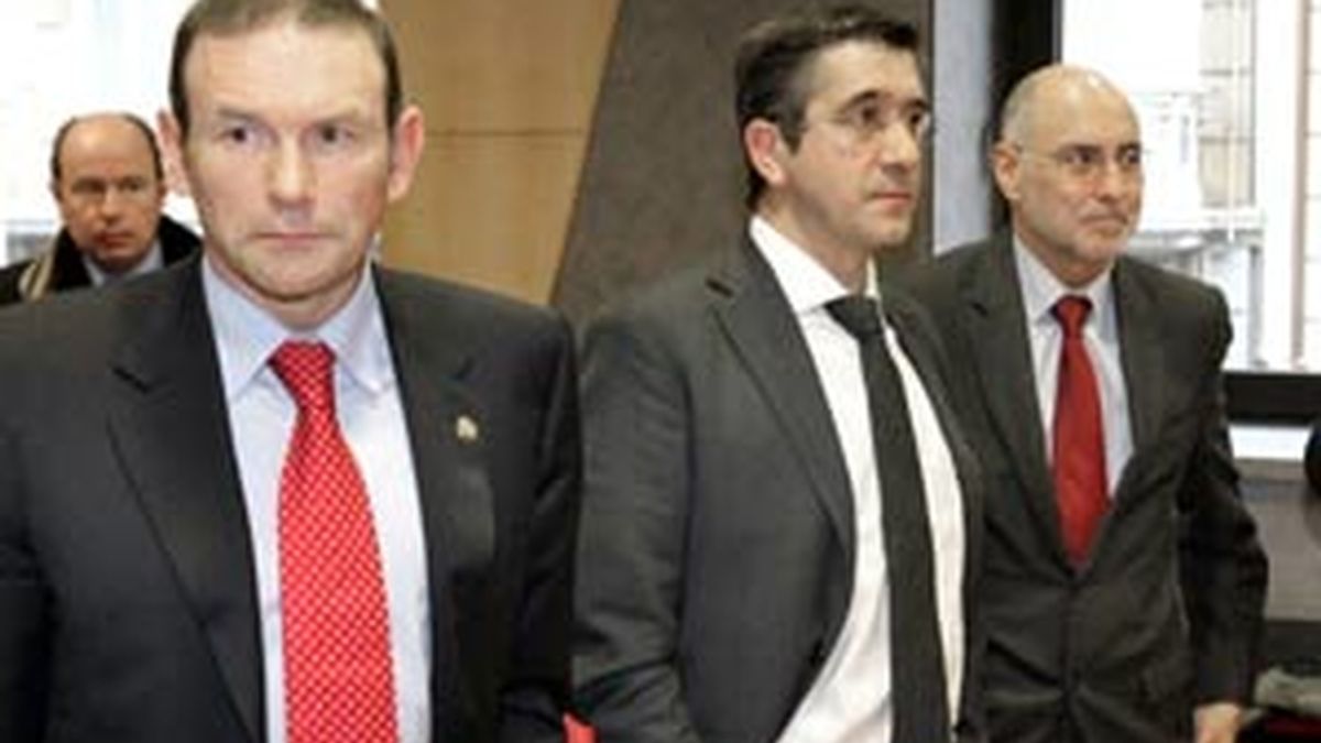 Ibarretxe, Patxi López y Rodolfo Ares, en la primera sesión del juicio. Foto: EFE