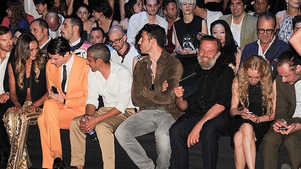 Miguel Ángel Silvestre, adicto a la moda de Milán en el desfile de Roberto Cavalli
