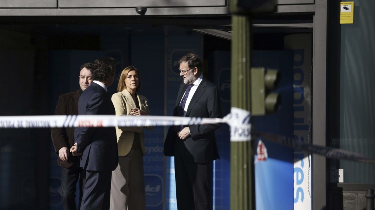 Mariano Rajoy visita la sede del PP después de que un parado empotrase su coche en la fachada