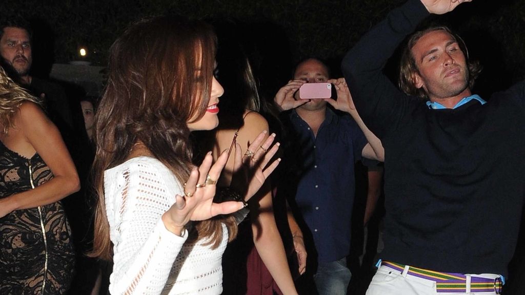 Fiesta en la playa y yoga en el yate: El finde 'chillout' de Vanessa Hudgens en Ischia