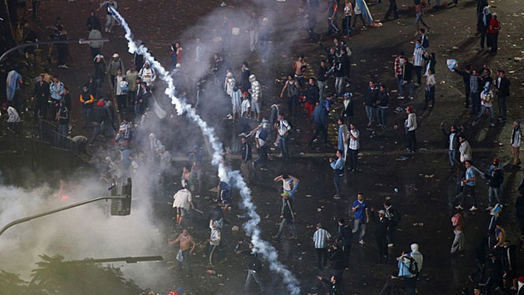 Lluvia de golpes y de piedras en la Plaza del Obelisco