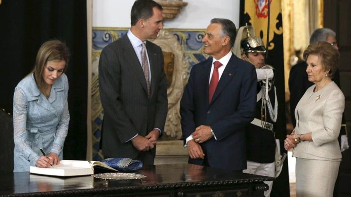 Los reyes son recibidos por el presidente de Portugal y su esposa