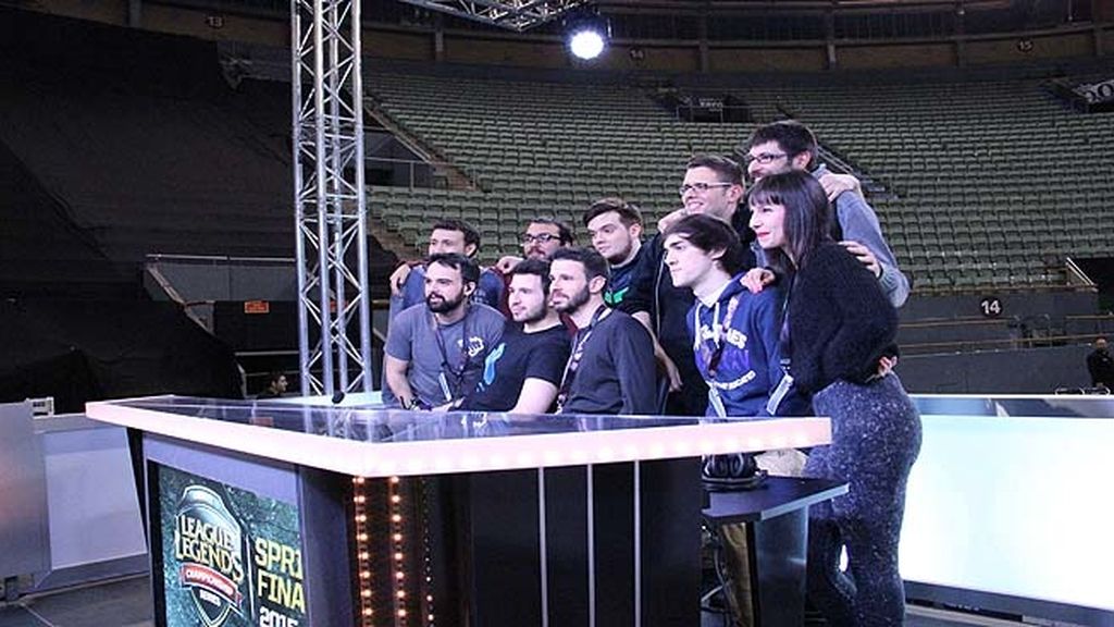 Miles de aficionados jalean a los equipos durante las finales de la 'LCS' en Madrid