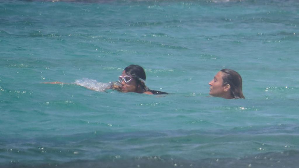 Buceo, montañas zen y 'croqueta' de arena: Michelle Rodriguez explora Formentera